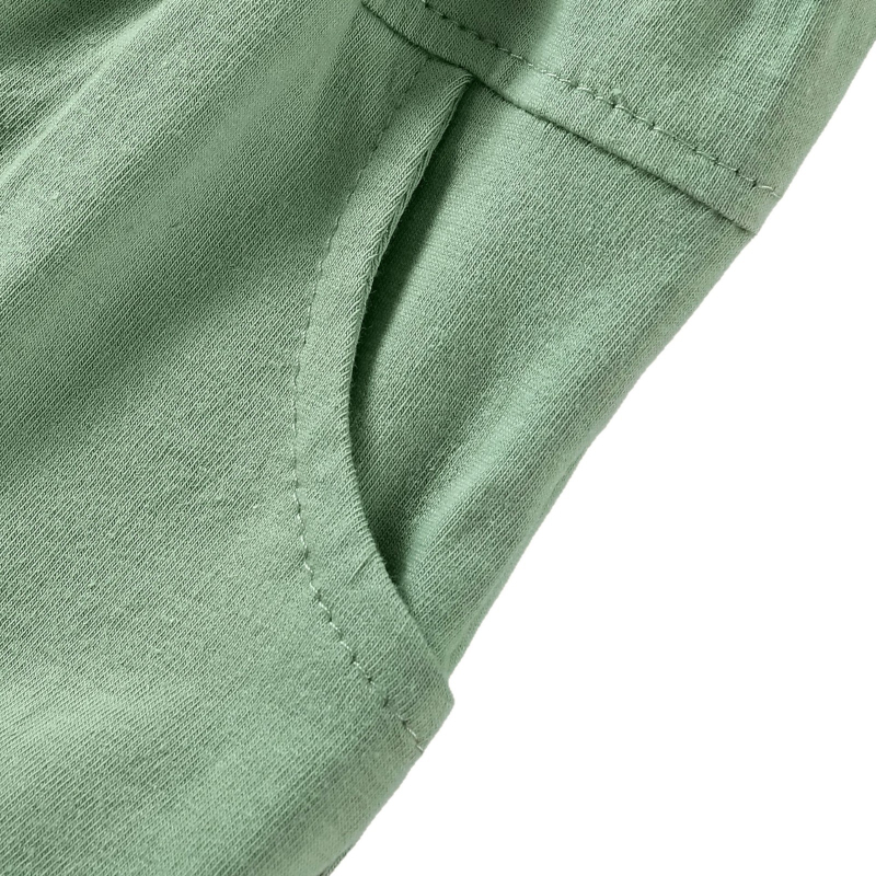 Set pentru bebeluși: tricou bej din bumbac cu mâneci scurte și guler rotund, broderie cu trenuleț, însoțit de șorturi verzi cu tiv pliat