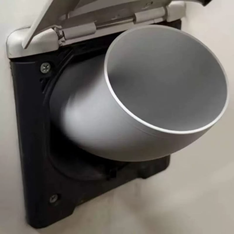 Dispozitiv universal imprimat 3D pentru umplerea rezervorului de apă al RV-ului în camping