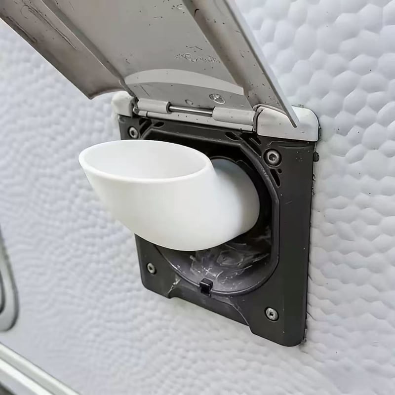 Dispozitiv universal imprimat 3D pentru umplerea rezervorului de apă al RV-ului în camping