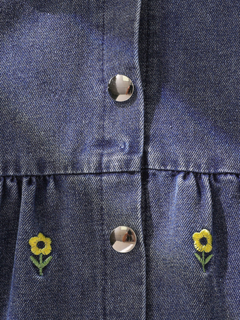 Rochie din denim pentru fetițe, cu guler păpușă, mâneci bufante, broderie florală și volane la tiv