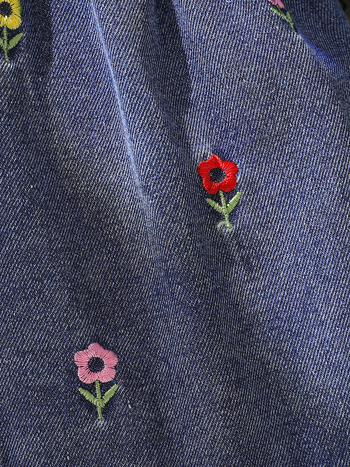 Rochie din denim pentru fetițe, cu guler păpușă, mâneci bufante, broderie florală și volane la tiv