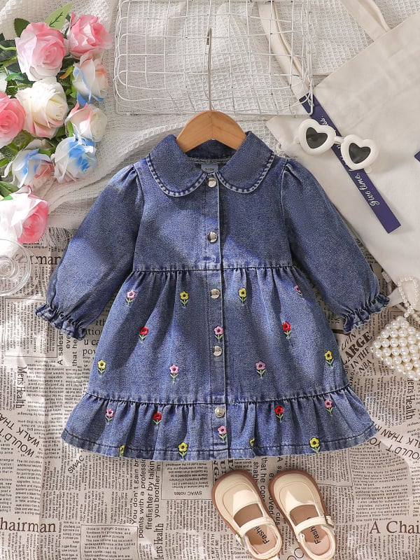 Rochie din denim pentru fetițe, cu guler păpușă, mâneci bufante, broderie florală și volane la tiv
