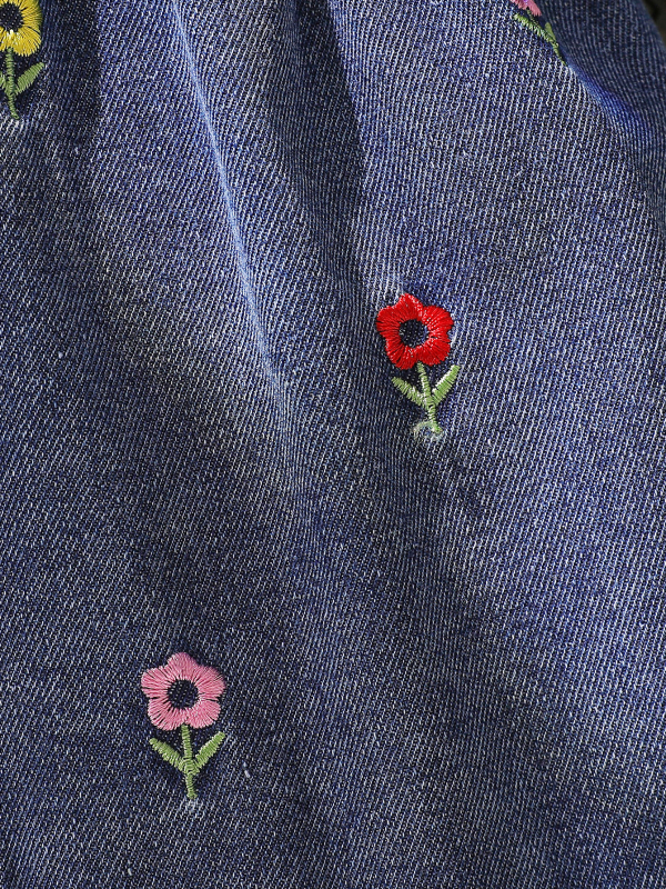 Rochie din denim pentru fetițe, cu guler păpușă, mâneci bufante, broderie florală și volane la tiv