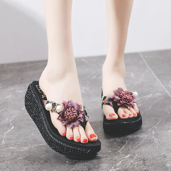 Női modern flip-flop papucsok, melyeket a ... ihletett, tökéletesek más ruhák fölé. Ezek a modern platform szandálok virágmintákkal és divatos ék alakú sarokkal tökéletesek a strandra.