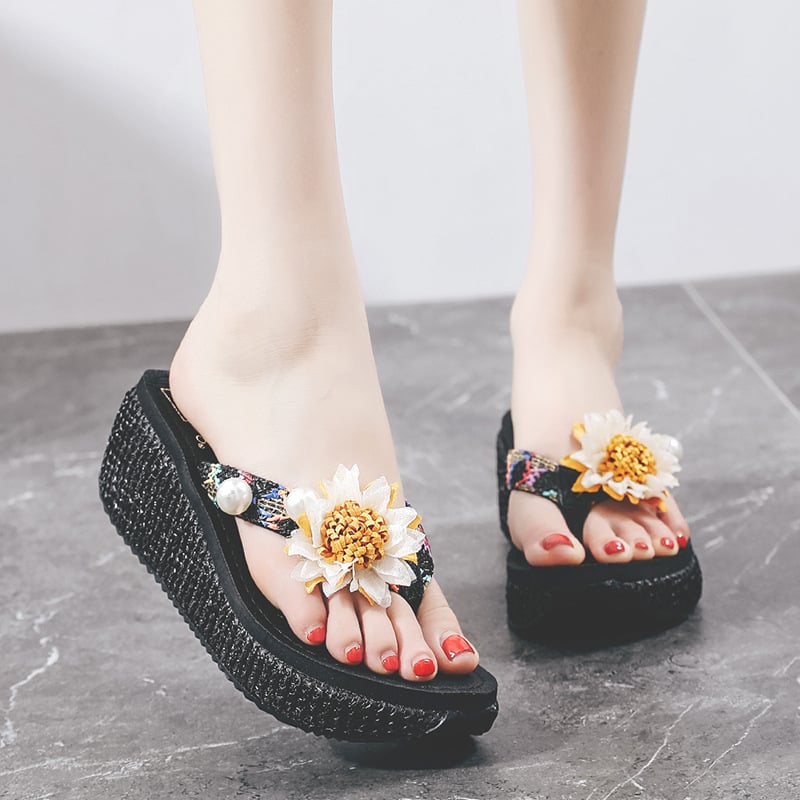Női modern flip-flop papucsok, melyeket a ... ihletett, tökéletesek más ruhák fölé. Ezek a modern platform szandálok virágmintákkal és divatos ék alakú sarokkal tökéletesek a strandra.
