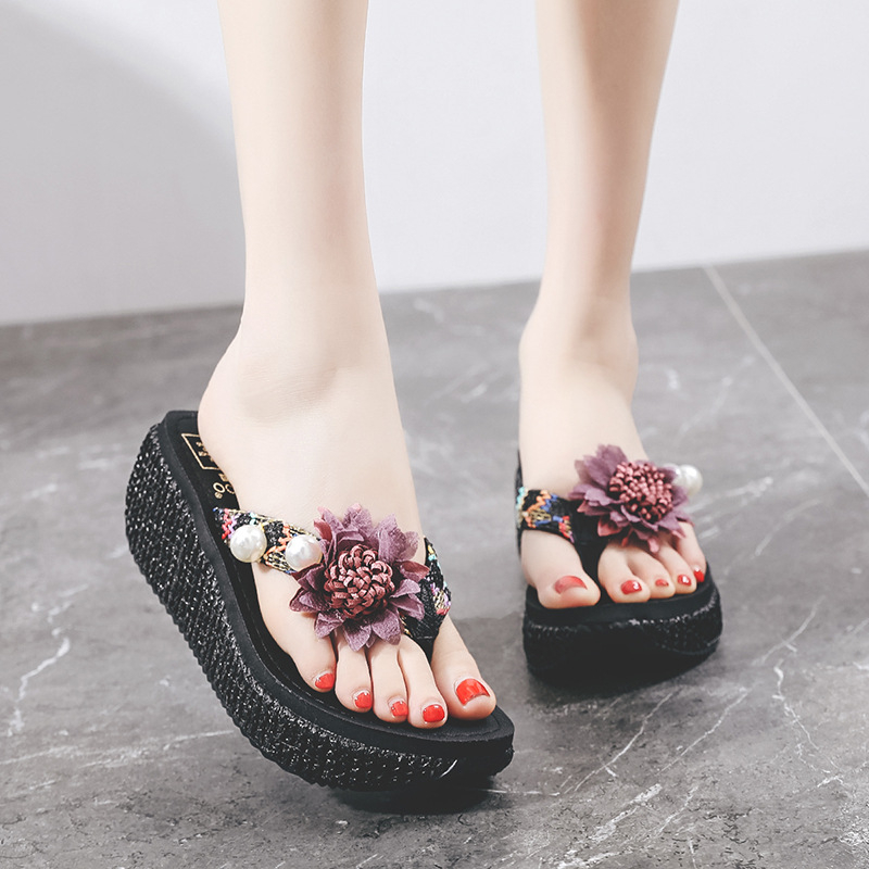 Női modern flip-flop papucsok, melyeket a ... ihletett, tökéletesek más ruhák fölé. Ezek a modern platform szandálok virágmintákkal és divatos ék alakú sarokkal tökéletesek a strandra.