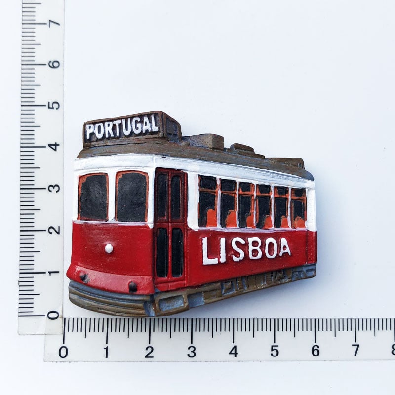 Lisszabon, Portugália, turisztikai szuvenírek, kézműves termékek, gyantával festett mágnesek, hűtőmágnesek