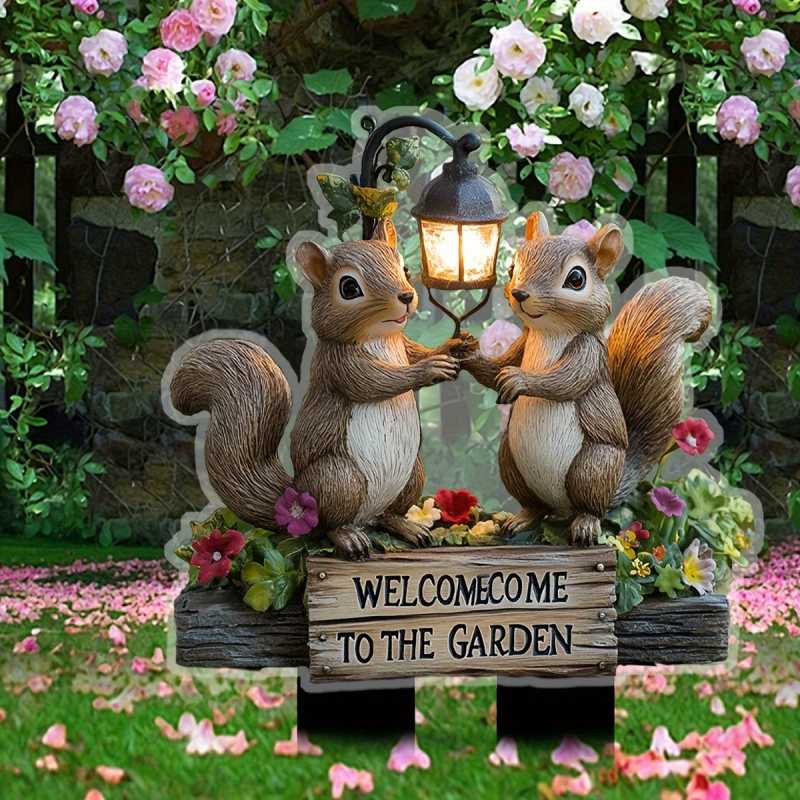 Акрилна декоративна украса за двор за забиване в земята: две малки катерици държат ръце под улична лампа