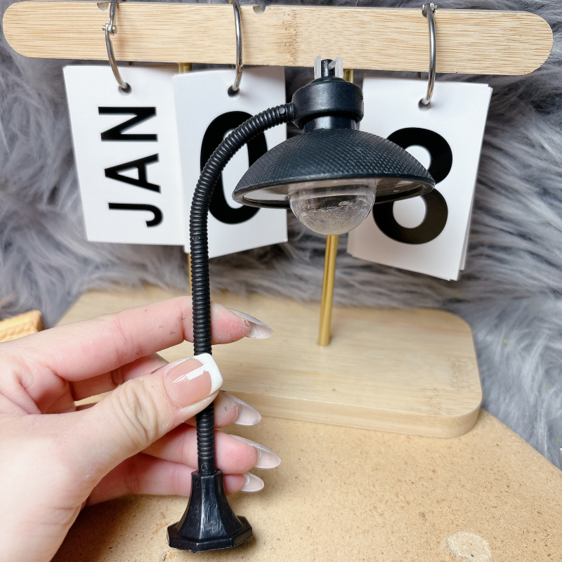DIY set smole: osvijetljena ulična lampica kao dekorativna figurica, krem ljepilo i dodaci za izradu vlastitog kućišta za mobitel
