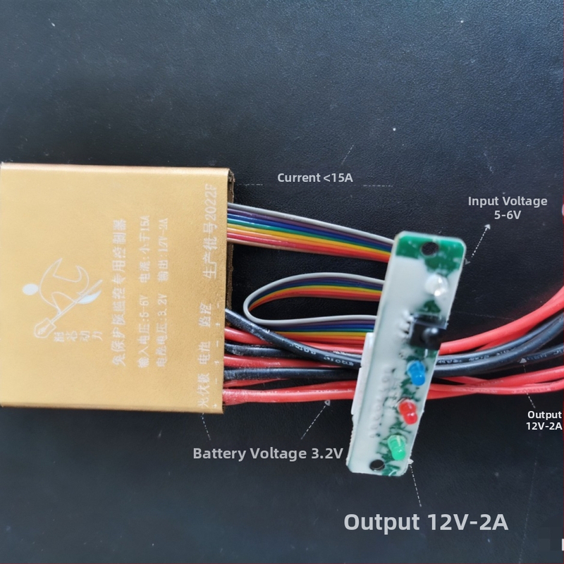 PWM solárny regulátor pre fotovoltaický systém s monitorovaním pouličného osvetlenia a 12V výstupom