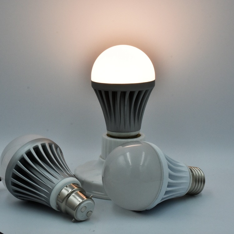 A60 LED корпус за лампа със комплект за държач E27/B22, бял и сребърен, алуминиев радиатор, 5-7W