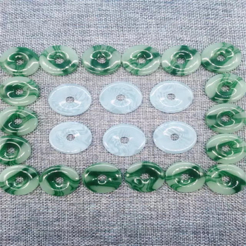 Imitacija žada od akrilnih malih kružnih pločica za DIY nakit - bijele i zelene nijanse žada