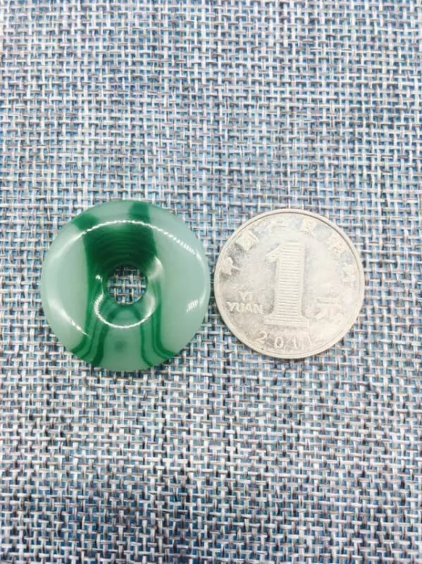 Imitacija žada od akrilnih malih kružnih pločica za DIY nakit - bijele i zelene nijanse žada