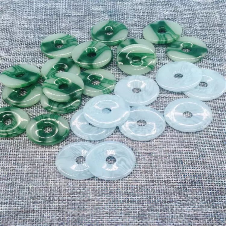Imitacija žada od akrilnih malih kružnih pločica za DIY nakit - bijele i zelene nijanse žada