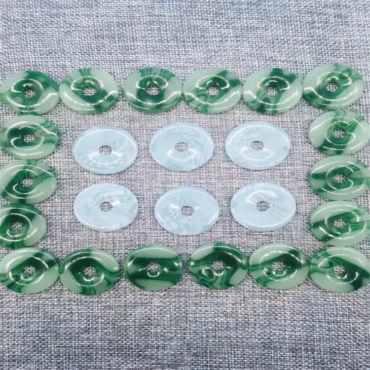 Imitacija žada od akrilnih malih kružnih pločica za DIY nakit - bijele i zelene nijanse žada