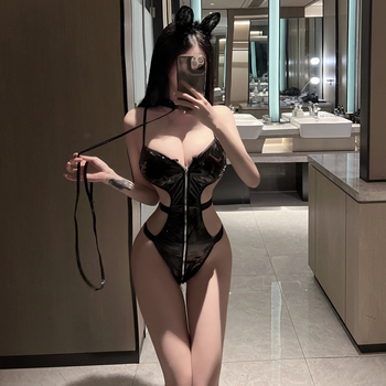 Sexy ολόσωμο από λακαρισμένο δέρμα, ανοιχτή πλάτη, στενή εφαρμογή, φόρμα ολόσωμου για ρόλους, σαγηνευτικό.