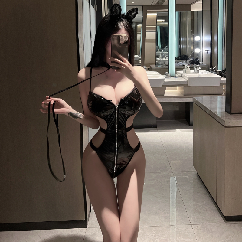 Sexy ολόσωμο από λακαρισμένο δέρμα, ανοιχτή πλάτη, στενή εφαρμογή, φόρμα ολόσωμου για ρόλους, σαγηνευτικό.