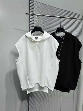 Ανδρικό αμάνικο T-shirt με κουκούλα, ασύμμετρο τελείωμα και πλευρικό άνοιγμα, χαλαρή γραμμή