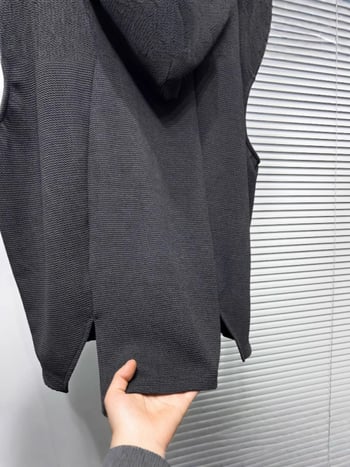 Ανδρικό αμάνικο T-shirt με κουκούλα, ασύμμετρο τελείωμα και πλευρικό άνοιγμα, χαλαρή γραμμή
