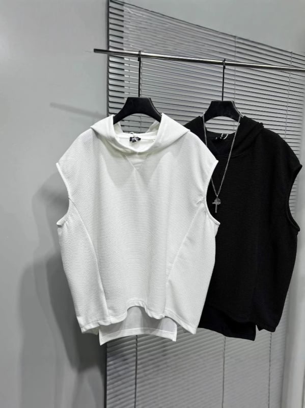 Ανδρικό αμάνικο T-shirt με κουκούλα, ασύμμετρο τελείωμα και πλευρικό άνοιγμα, χαλαρή γραμμή