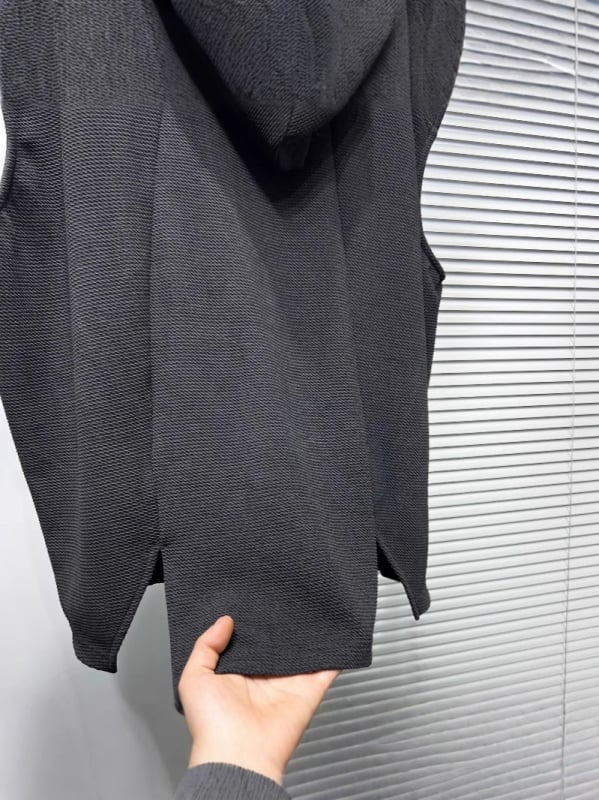 Ανδρικό αμάνικο T-shirt με κουκούλα, ασύμμετρο τελείωμα και πλευρικό άνοιγμα, χαλαρή γραμμή