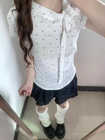 Bodkované tričko s krátkym rukávom a motýlím uzlom, elegantný a všestranný letný top