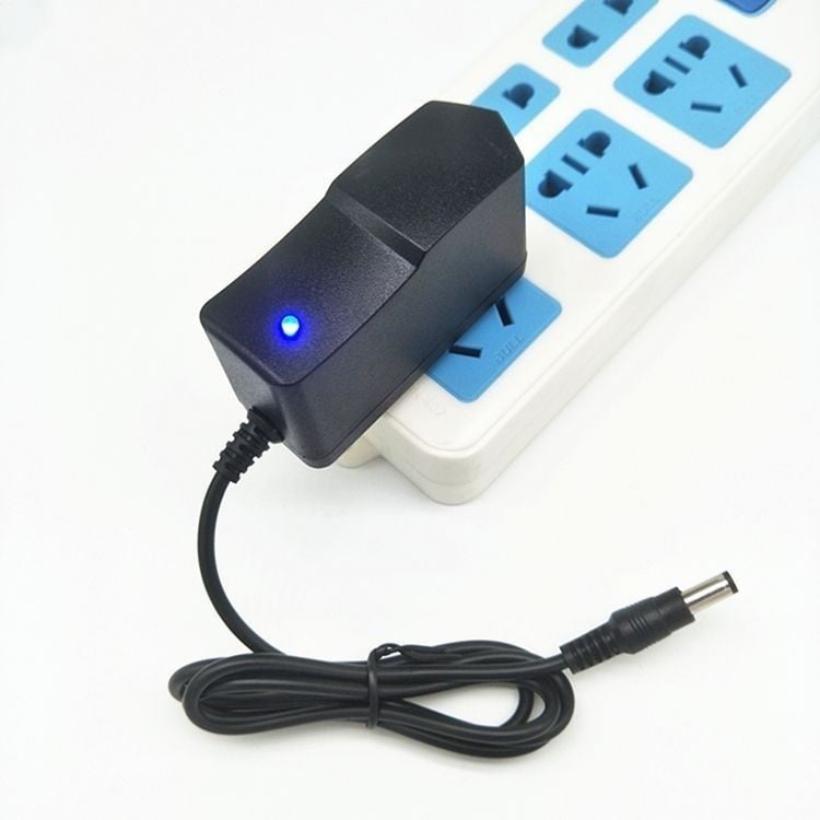 DC tápegység több kimenettel 5V/6V/9V/12V/15V/24V a routerek, modemek, munkaidő-nyilvántartó eszközök, hangszórók, digitális billentyűzetek és megfigyelő rendszerek számára