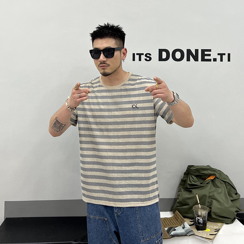 Ανδρικό T‑shirt με ρίγες και κοντά μανίκια, κέντημα γραμμάτων, ελαφρύ και δροσερό ύφασμα, casual καλοκαίρι