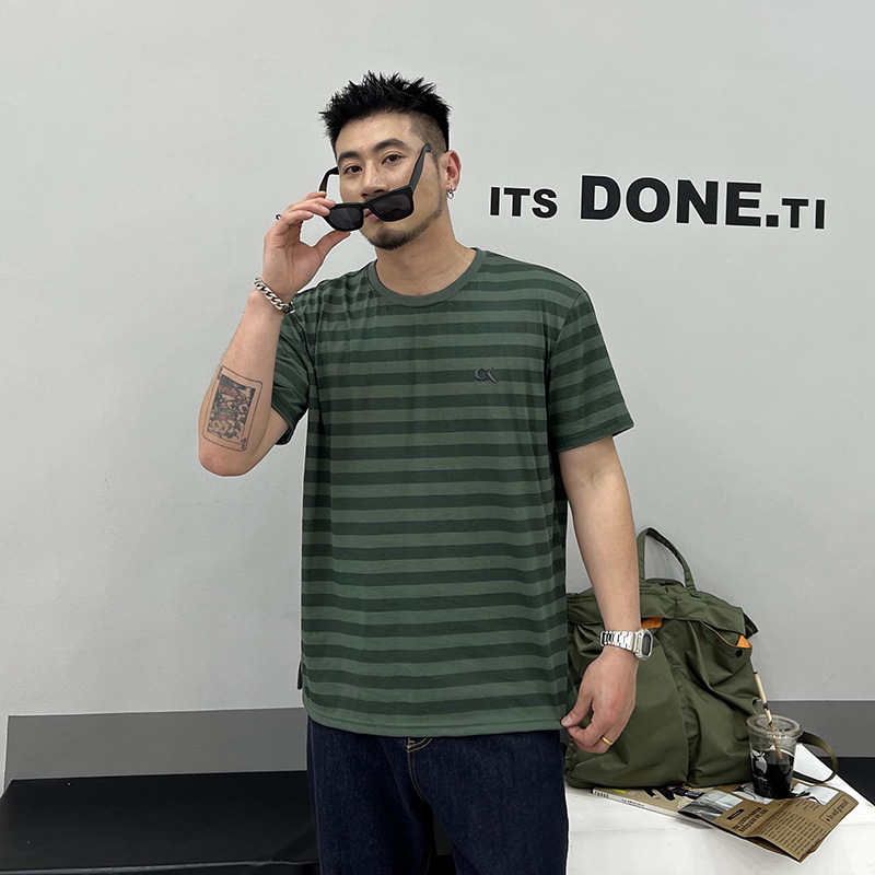 Ανδρικό T‑shirt με ρίγες και κοντά μανίκια, κέντημα γραμμάτων, ελαφρύ και δροσερό ύφασμα, casual καλοκαίρι