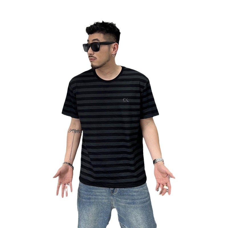 Ανδρικό T‑shirt με ρίγες και κοντά μανίκια, κέντημα γραμμάτων, ελαφρύ και δροσερό ύφασμα, casual καλοκαίρι