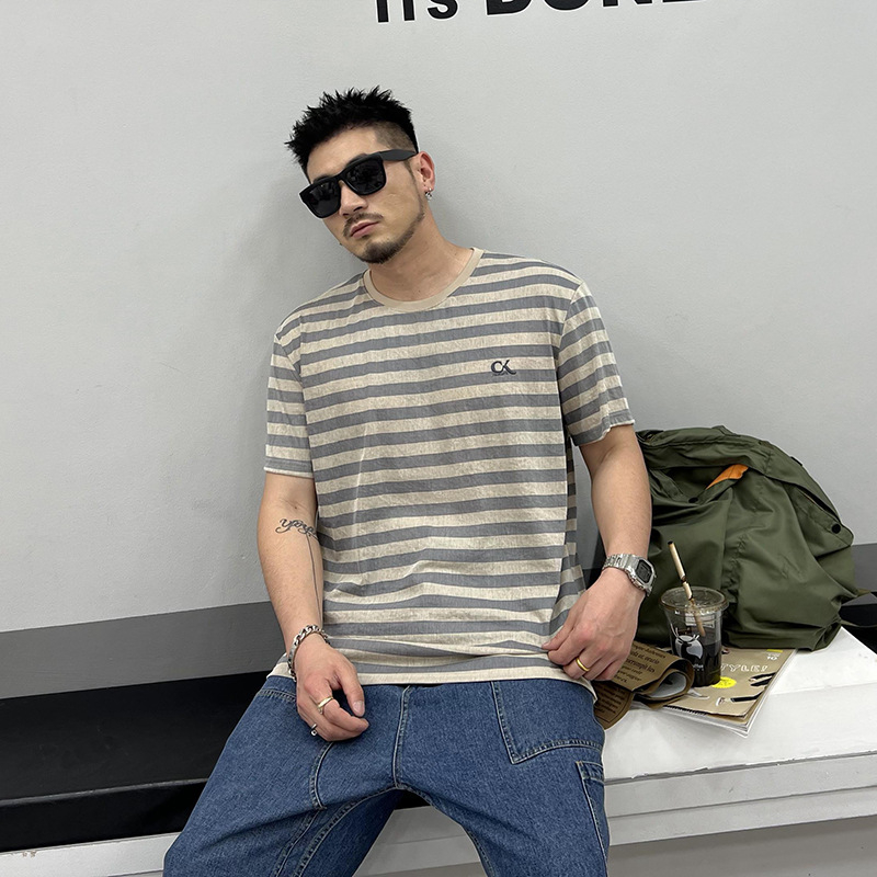 Ανδρικό T‑shirt με ρίγες και κοντά μανίκια, κέντημα γραμμάτων, ελαφρύ και δροσερό ύφασμα, casual καλοκαίρι