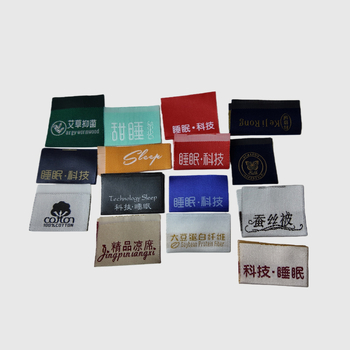 Etichete țesute personalizate pentru textile de casă, patch-uri textile, etichete de spălare pentru saltele și pături, etichete laterale și identificare pentru accesorii de dormitor.