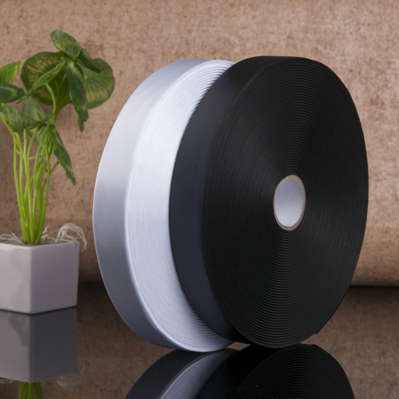 Panglică țesută cu margine pe o singură parte și etichete textile pentru haine și jucării