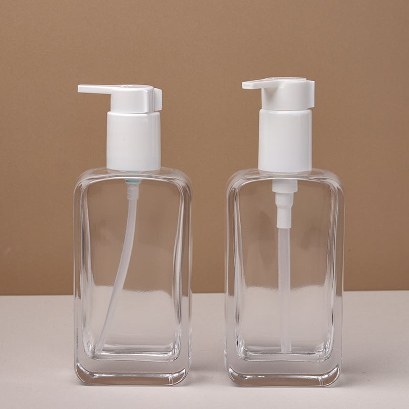 Îndepărtător de machiaj 200 ml; Loțiune de curățare 150 ml într-un recipient din sticlă; Loțiune de corp într-un recipient cu capacitate mare