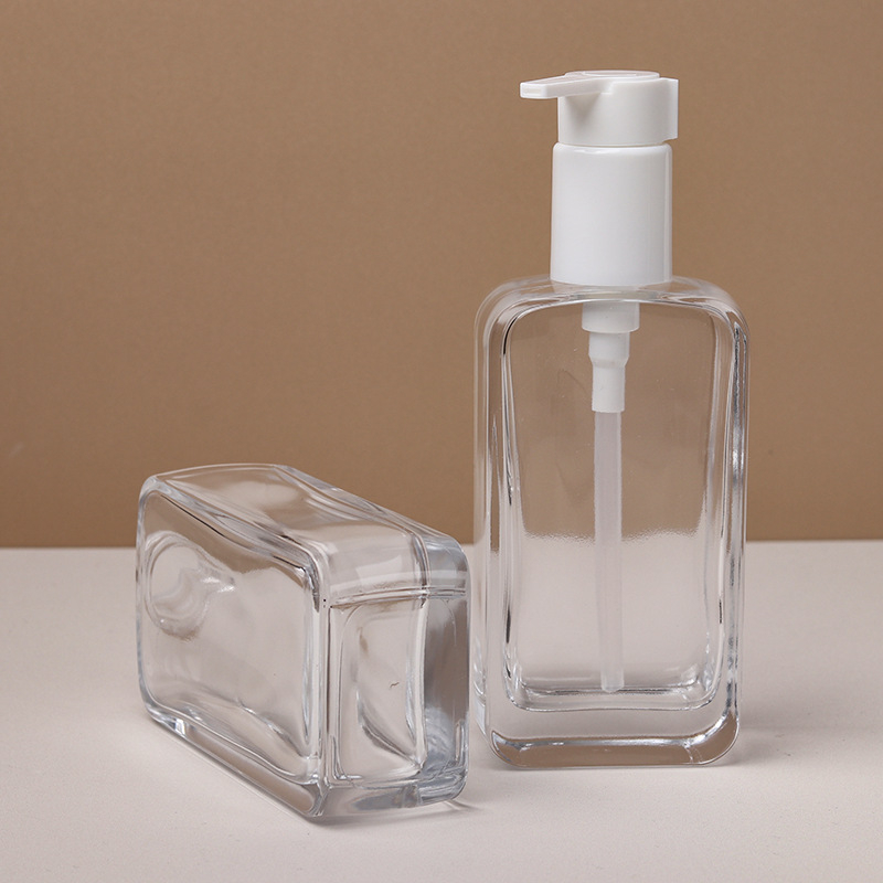Îndepărtător de machiaj 200 ml; Loțiune de curățare 150 ml într-un recipient din sticlă; Loțiune de corp într-un recipient cu capacitate mare