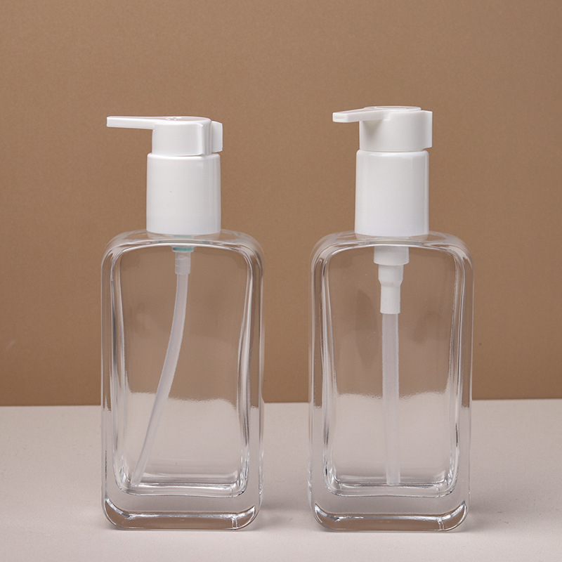 Îndepărtător de machiaj 200 ml; Loțiune de curățare 150 ml într-un recipient din sticlă; Loțiune de corp într-un recipient cu capacitate mare