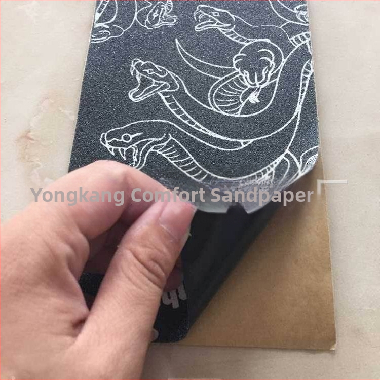 Čierny samolepiaci brúsny papier 3108 na skateboard – protišmyková nálepka