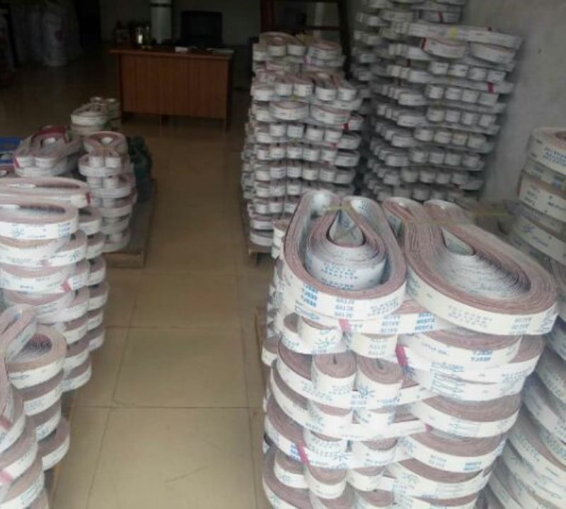 2100×50 mm ζώνη λείανσης TJ538 με κόκκινο μαλακό ύφασμα-βάση για λείανση και γυάλισμα μετάλλου και ανοξείδωτου χάλυβα
