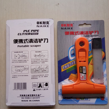 Prenosná škrabka na podlahy, steny a sklo s čepeľou z nehrdzavejúcej ocele a plastovou rukoväťou