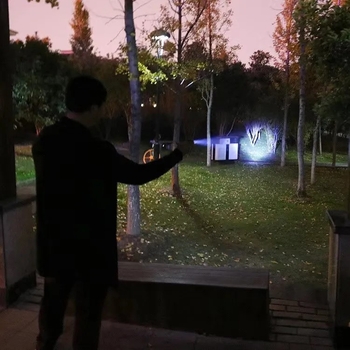 Tölthető LED zseblámpa forgó zoommal és hosszú hatótávval, multifunkcionális kültéri kézben tartható fényforrás