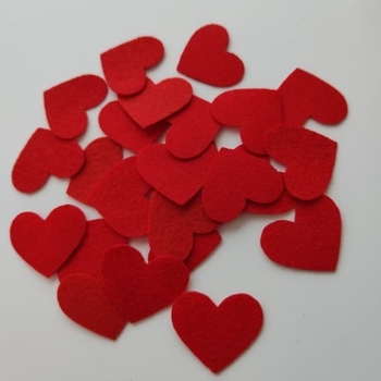 Piros szív alakú patch-ek nemszőtt anyagból és filcből DIY kézműves projektekhez