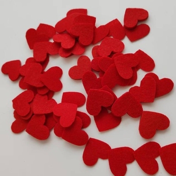 Piros szív alakú patch-ek nemszőtt anyagból és filcből DIY kézműves projektekhez