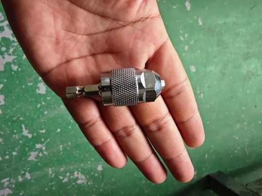 Hatszögletű szárú fúrótokmány-adapter, univerzális háromfogó, ötvözet acél