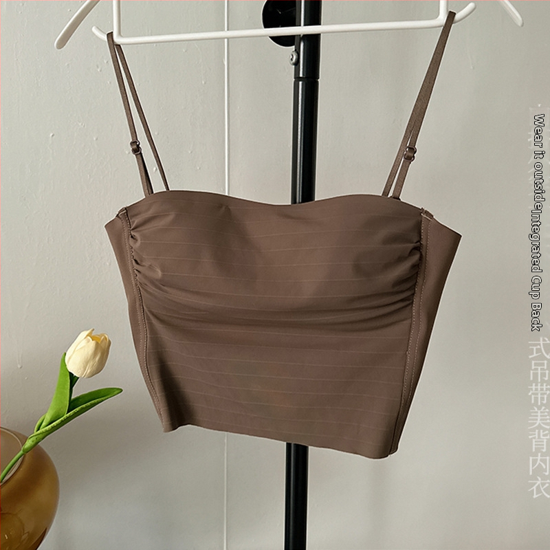 Hát nélküli, vékony camisole-stílusú, varrás nélküli fehérnemű párnázott betéttel, kis méretű mellekhez, kiemeli a hátat