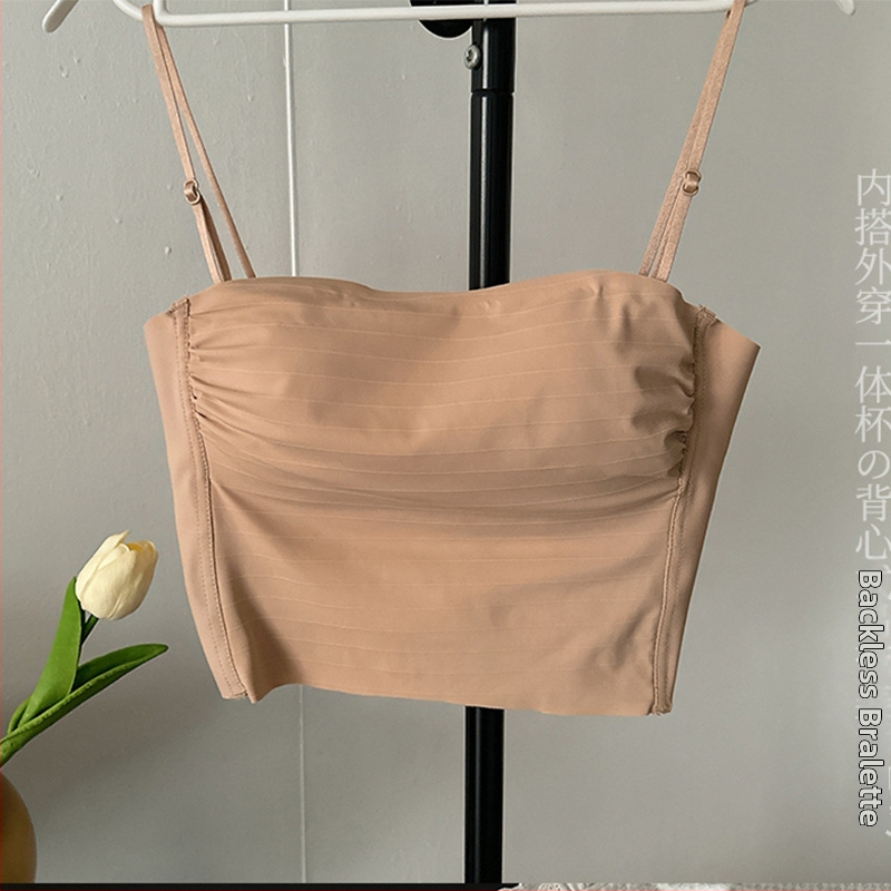 Hát nélküli, vékony camisole-stílusú, varrás nélküli fehérnemű párnázott betéttel, kis méretű mellekhez, kiemeli a hátat