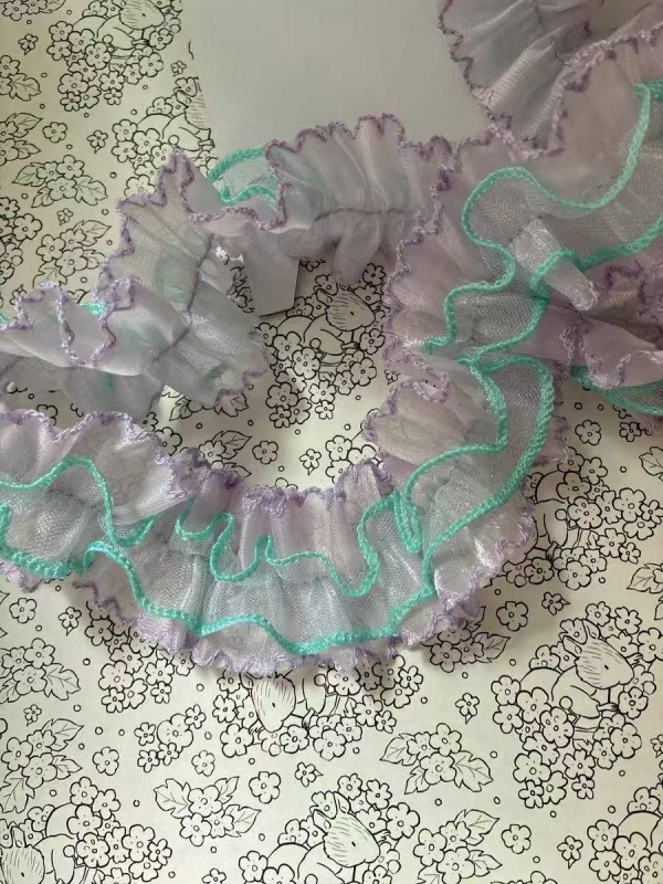 Puhán pliszírozott csipkés szegély, 4 cm szélességű – nylon háló anyag – babaruhákhoz, hajdíszekhez, sapka szegélyhez, házi DIY dekorokhoz