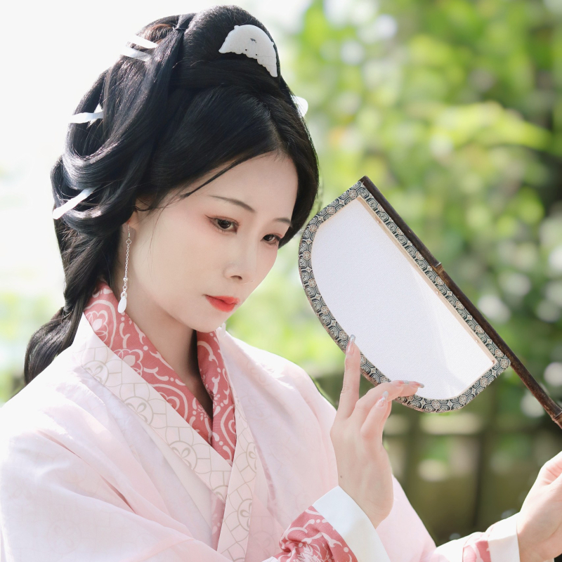 Lila bambusz kör alakú kézi fan hosszú nyéllel, kés alakú design Hanfu fotórekvizit, vintage stílus