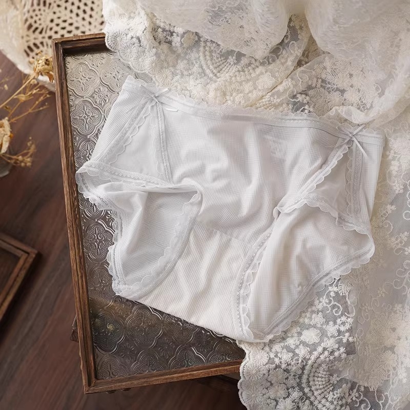 Női fehérnemű Ice Silk hűtő hatású, könnyű és lélegző, középmagas derekú háromszög fazonú alsó, antibakteriális pamut résszel 5A