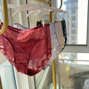 Plusz méretű női csipkés alsónemű, könnyű és légáteresztő, középmagas derekú, háromszög szabású, pamut betéttel