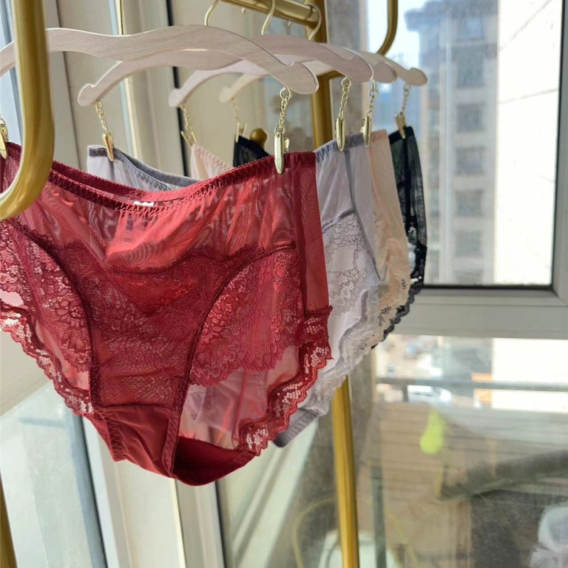 Plusz méretű női csipkés alsónemű, könnyű és légáteresztő, középmagas derekú, háromszög szabású, pamut betéttel